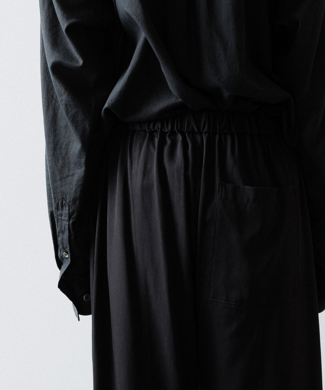 ANTHEM A-アンセムエーのSILKY VISCOSE 2TUCK FLARE EASY PANTSのBLACK 公式通販サイトsession福岡セレクトショップ