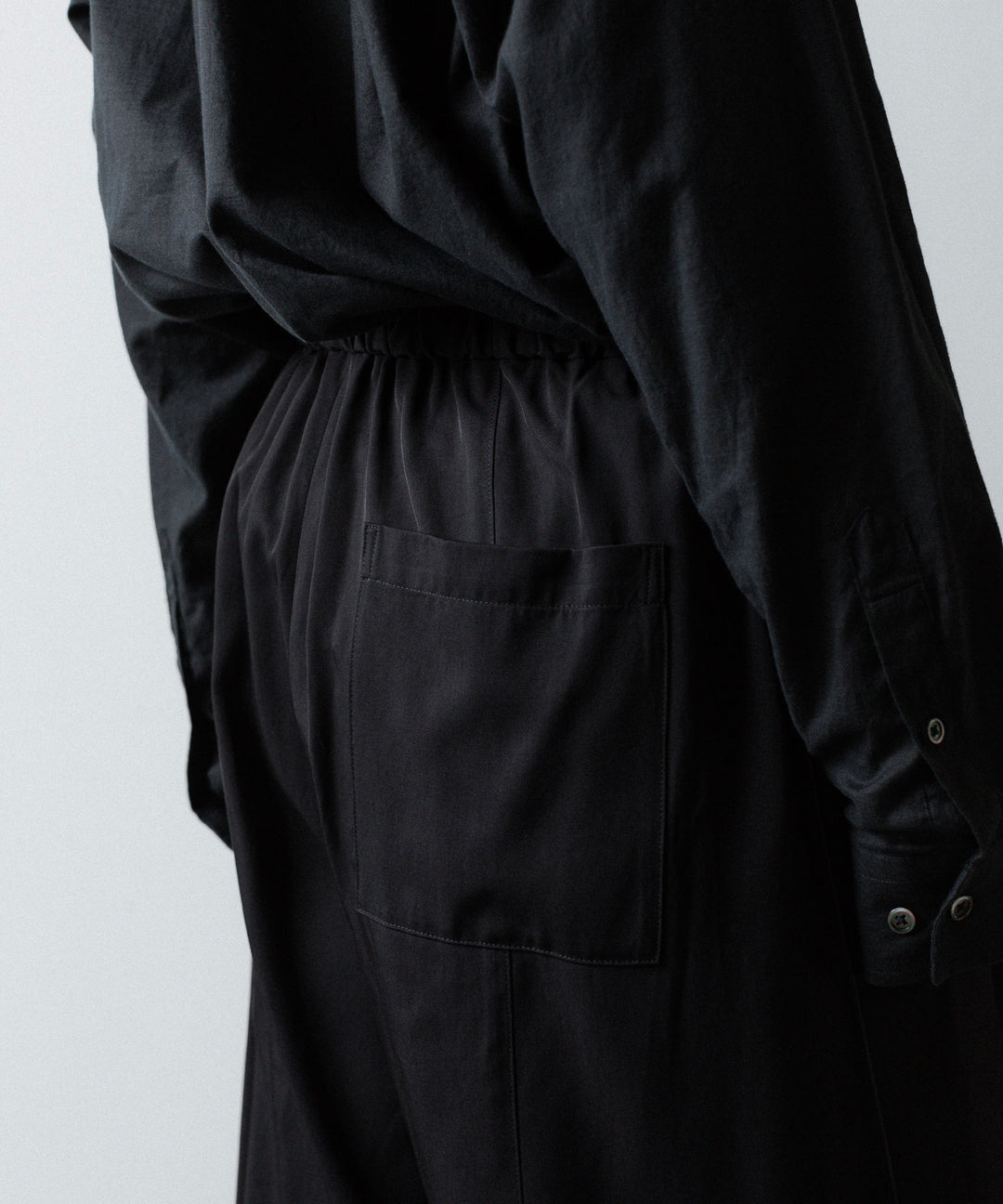 ANTHEM A-アンセムエーのSILKY VISCOSE 2TUCK FLARE EASY PANTSのBLACK 公式通販サイトsession福岡セレクトショップ