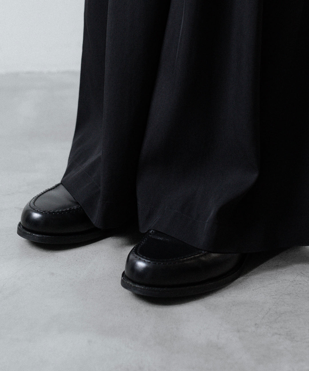 ANTHEM A-アンセムエーのSILKY VISCOSE 2TUCK FLARE EASY PANTSのBLACK 公式通販サイトsession福岡セレクトショップ
