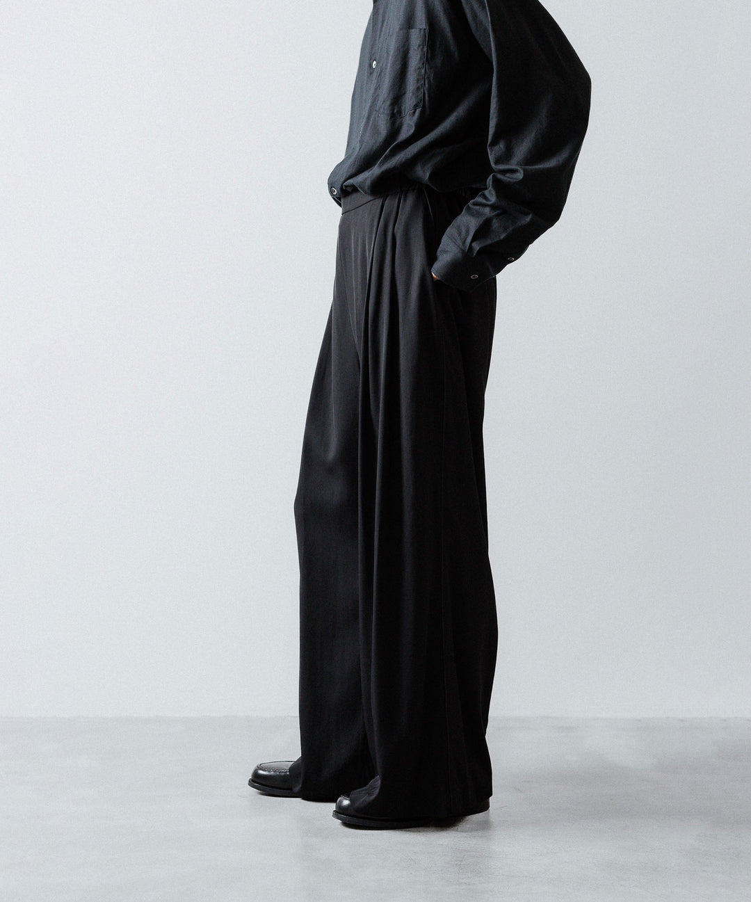 ANTHEM A-アンセムエーのSILKY VISCOSE 2TUCK FLARE EASY PANTSのBLACK 公式通販サイトsession福岡セレクトショップ