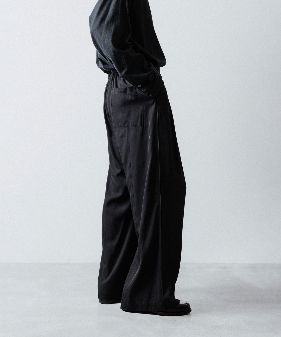 ANTHEM A-アンセムエーのSILKY VISCOSE 2TUCK FLARE EASY PANTSのBLACK 公式通販サイトsession福岡セレクトショップ