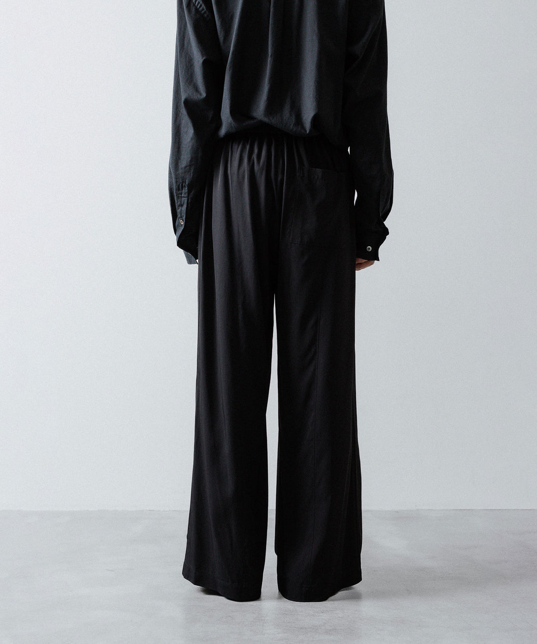 ANTHEM A-アンセムエーのSILKY VISCOSE 2TUCK FLARE EASY PANTSのBLACK 公式通販サイトsession福岡セレクトショップ