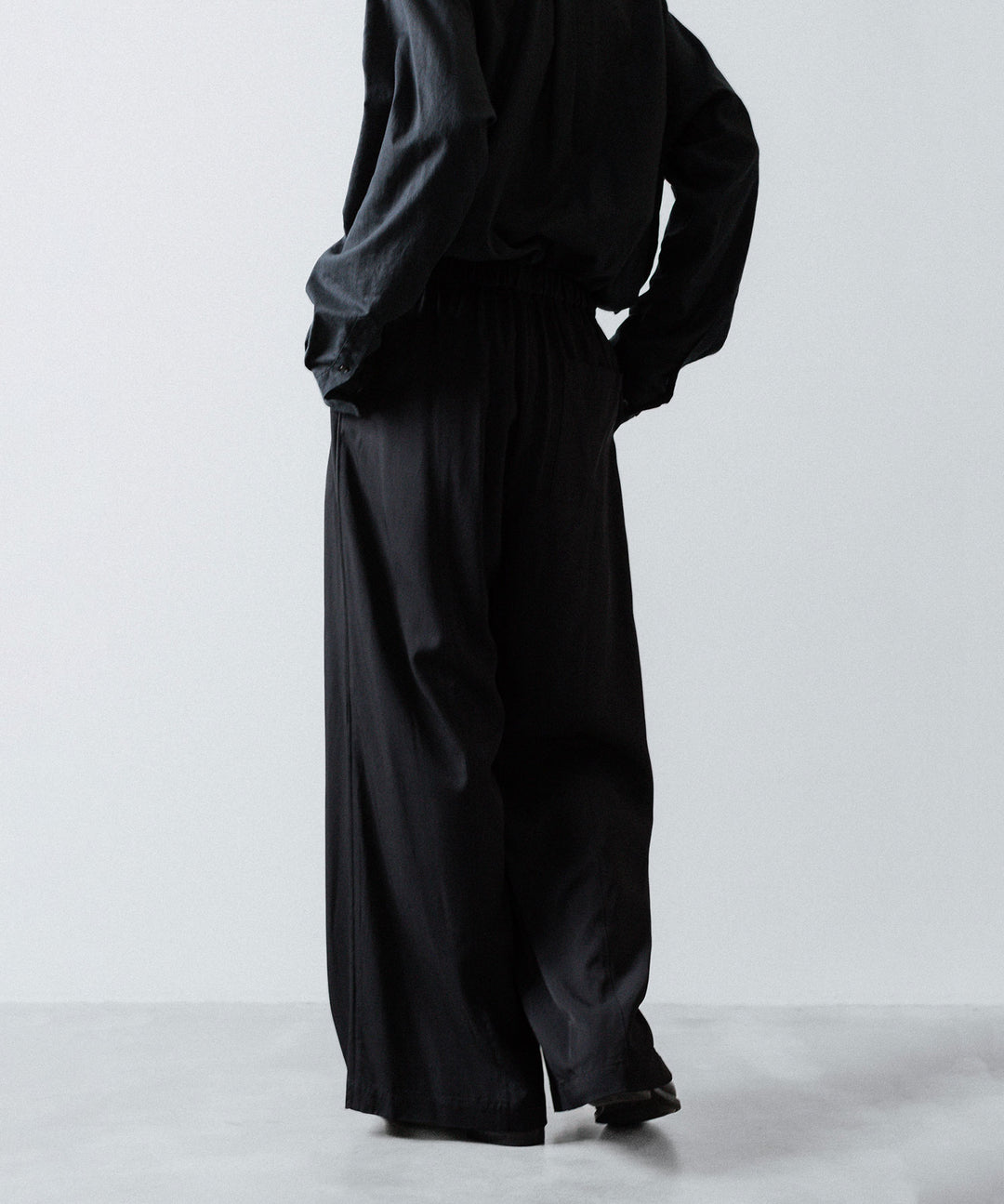 ANTHEM A-アンセムエーのSILKY VISCOSE 2TUCK FLARE EASY PANTSのBLACK 公式通販サイトsession福岡セレクトショップ