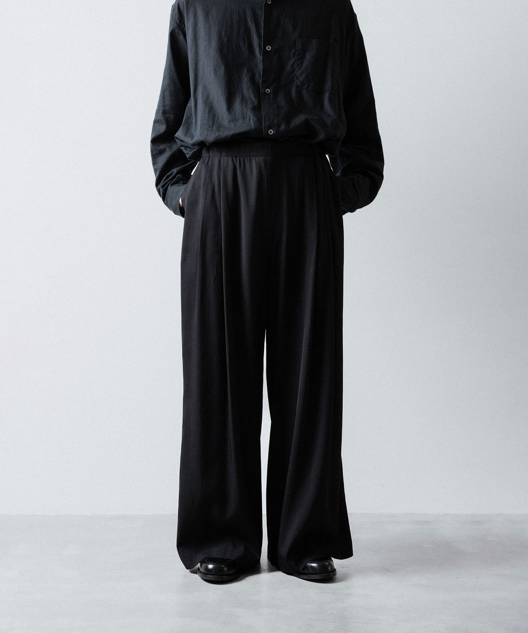 ANTHEM A-アンセムエーのSILKY VISCOSE 2TUCK FLARE EASY PANTSのBLACK 公式通販サイトsession福岡セレクトショップ
