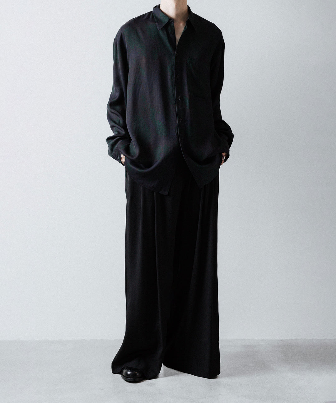 ANTHEM A-アンセムエーのSILKY VISCOSE 2TUCK FLARE EASY PANTSのBLACK 公式通販サイトsession福岡セレクトショップ
