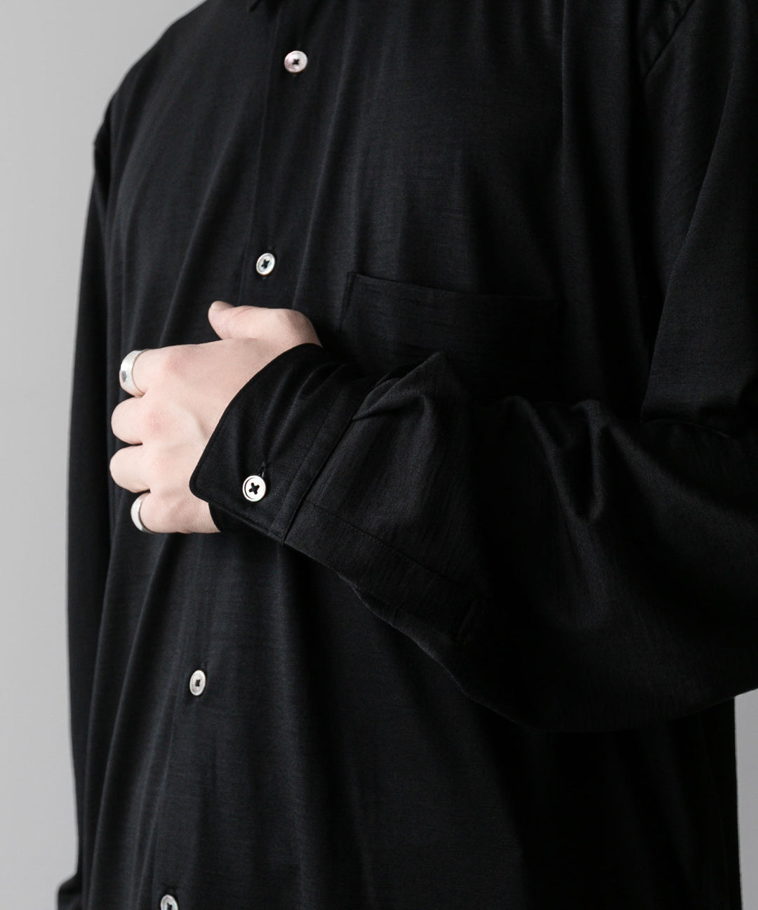INTÉRIM(インテリム)のEXTRA FINE MERINO WOOL JERSEY L/S REGULAR SHIRT - BLACKの公式通販サイトsession福岡セレクトショップ