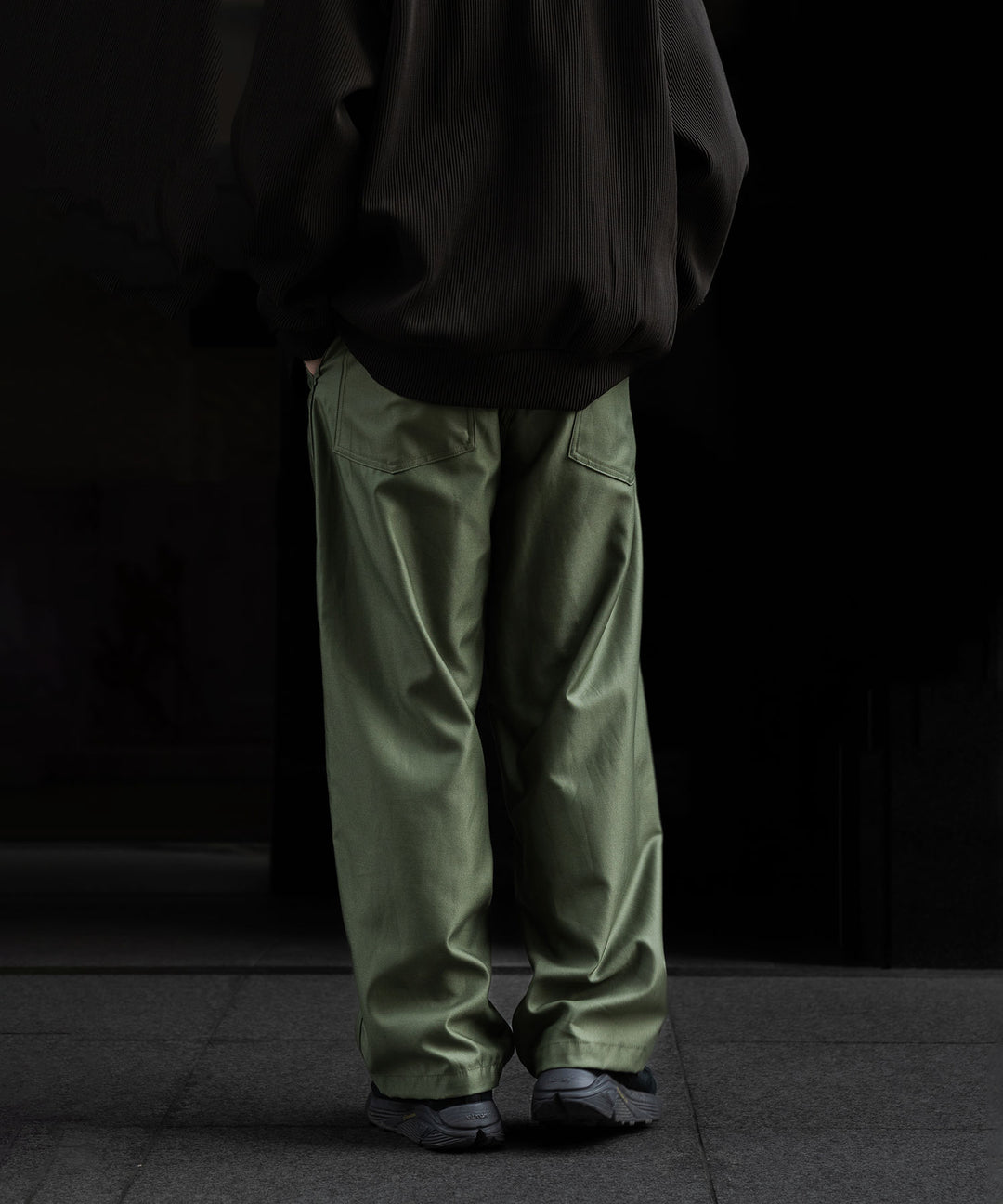 INTÉRIM/インテリムのGIZA BACK SATIN BAKER PANTSのOLIVE