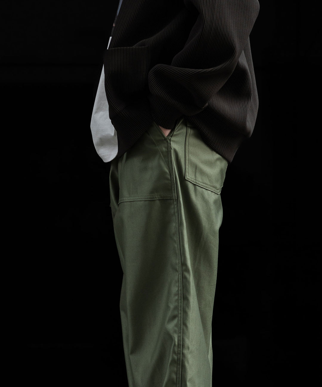 INTÉRIM/インテリムのGIZA BACK SATIN BAKER PANTSのOLIVE