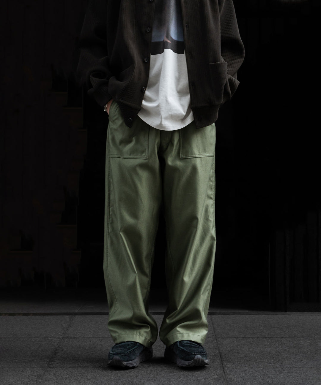 INTÉRIM/インテリムのGIZA BACK SATIN BAKER PANTSのOLIVE
