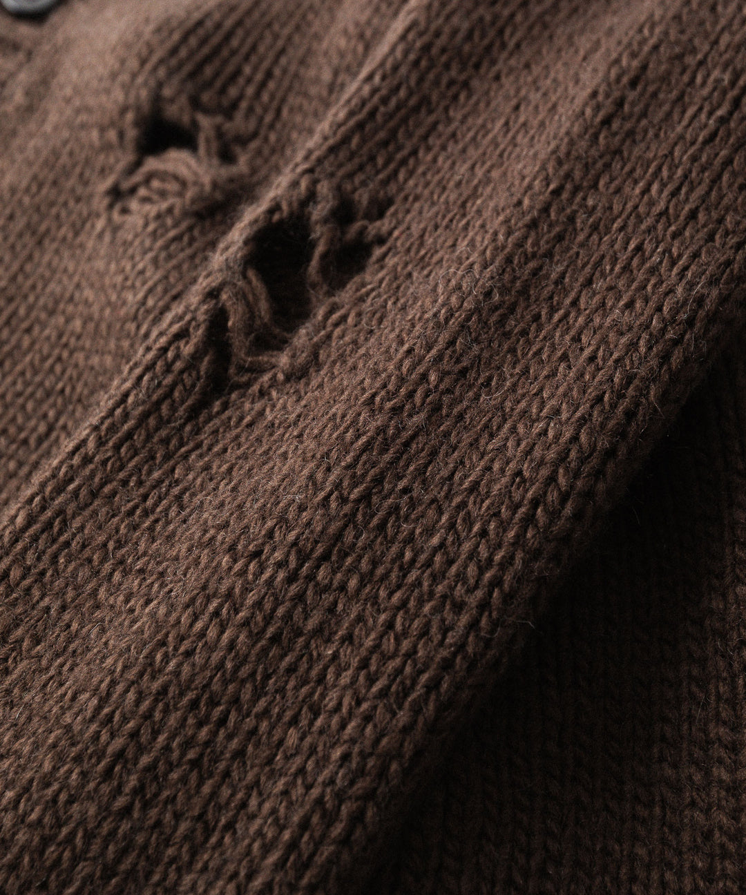 【CODA】DARK BROWN 90S’ ROUND NECK THRASHED CARDIGAN - BROWN