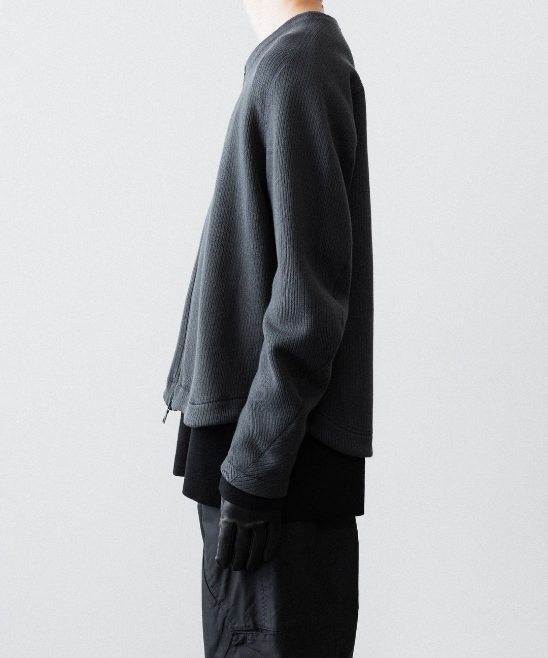 【OPPOSE DUALITY】NO COLLAR RIB ZIP TOP - BLACK
