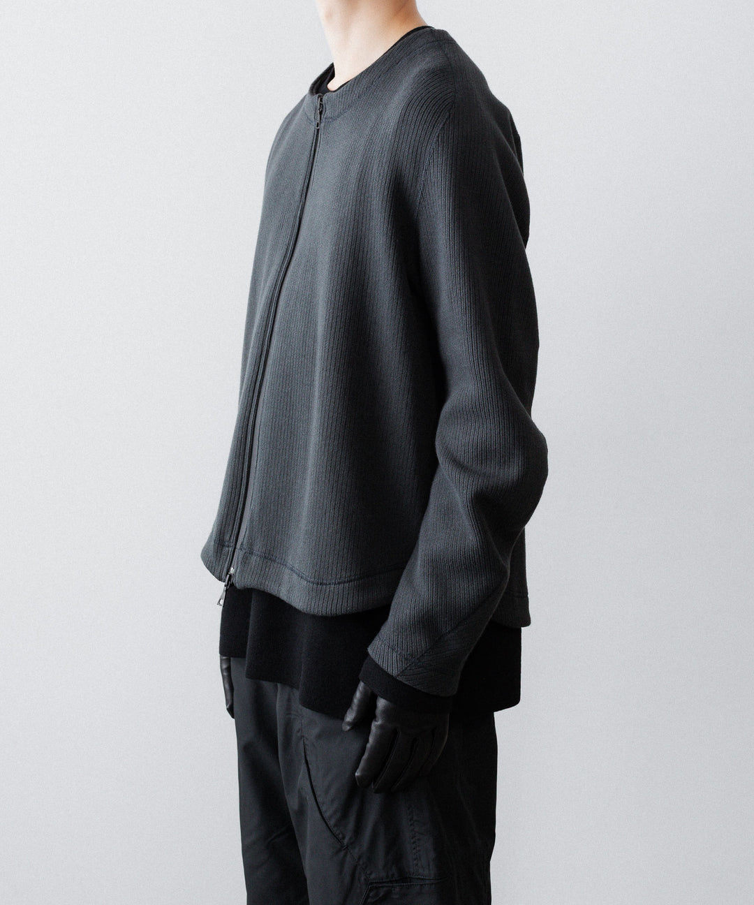 【OPPOSE DUALITY】NO COLLAR RIB ZIP TOP - BLACK