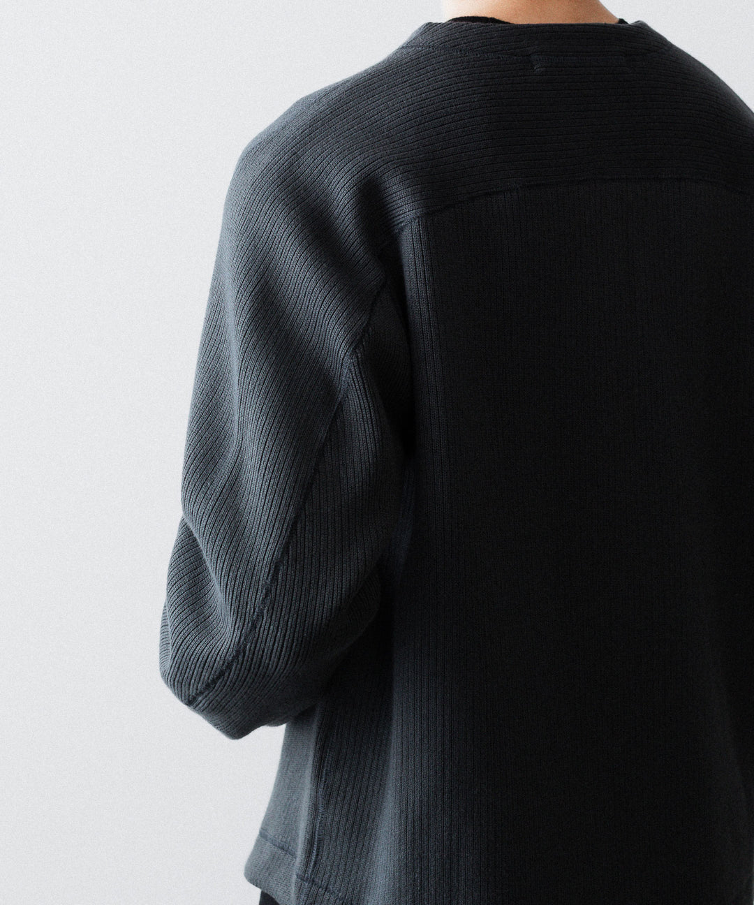 【OPPOSE DUALITY】NO COLLAR RIB ZIP TOP - BLACK