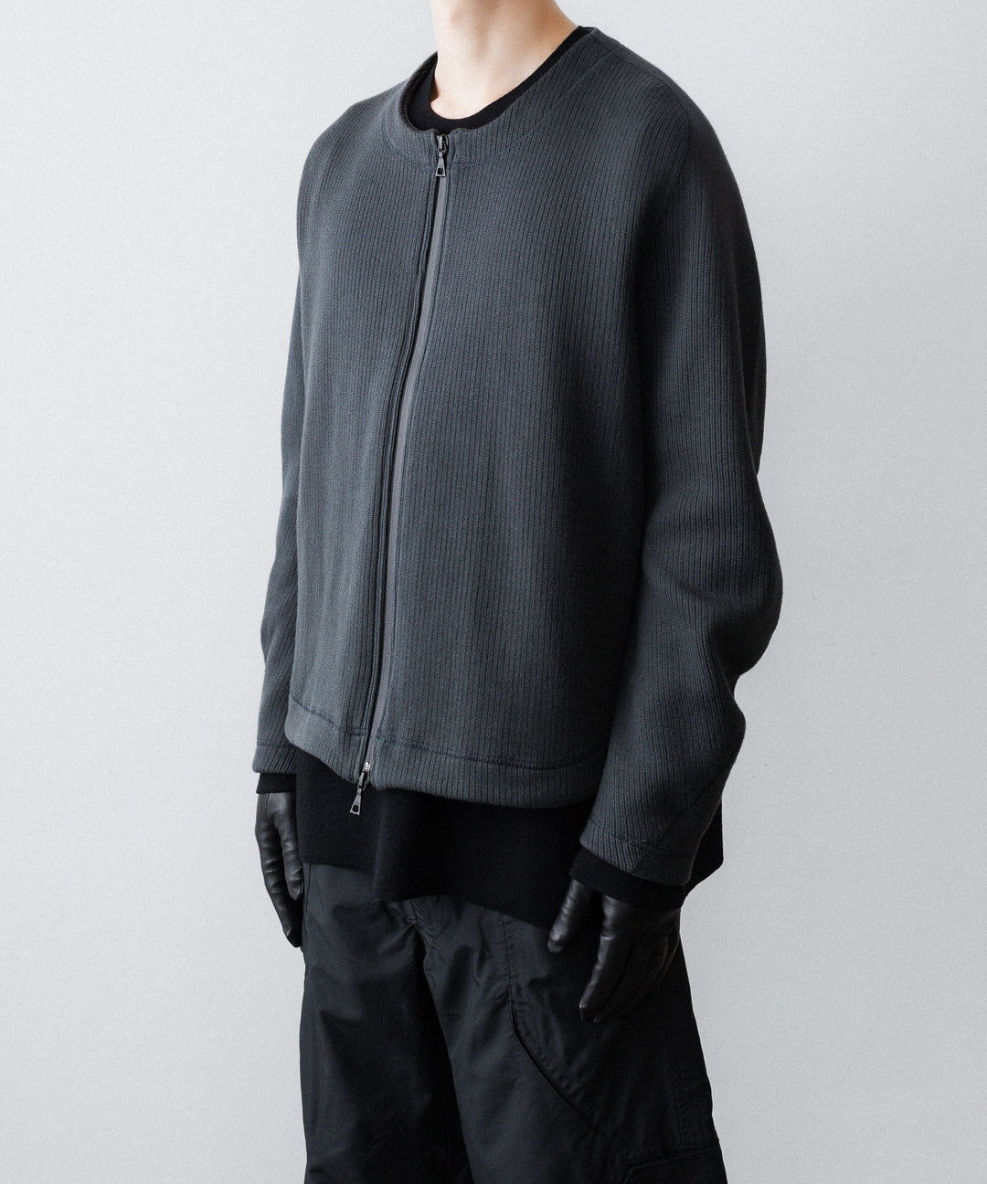【OPPOSE DUALITY】NO COLLAR RIB ZIP TOP - BLACK