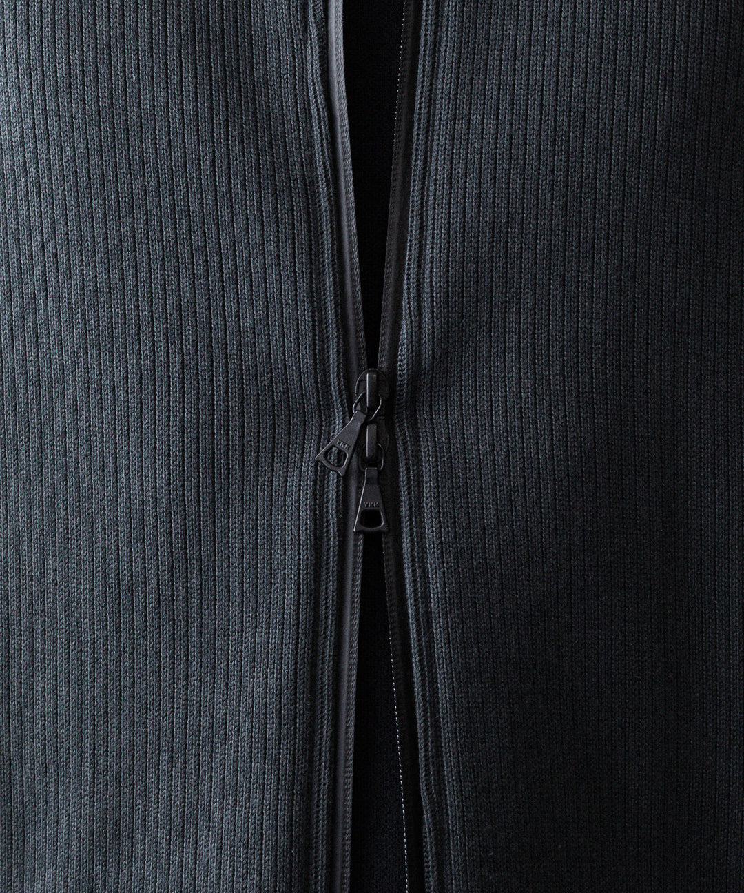【OPPOSE DUALITY】NO COLLAR RIB ZIP TOP - BLACK