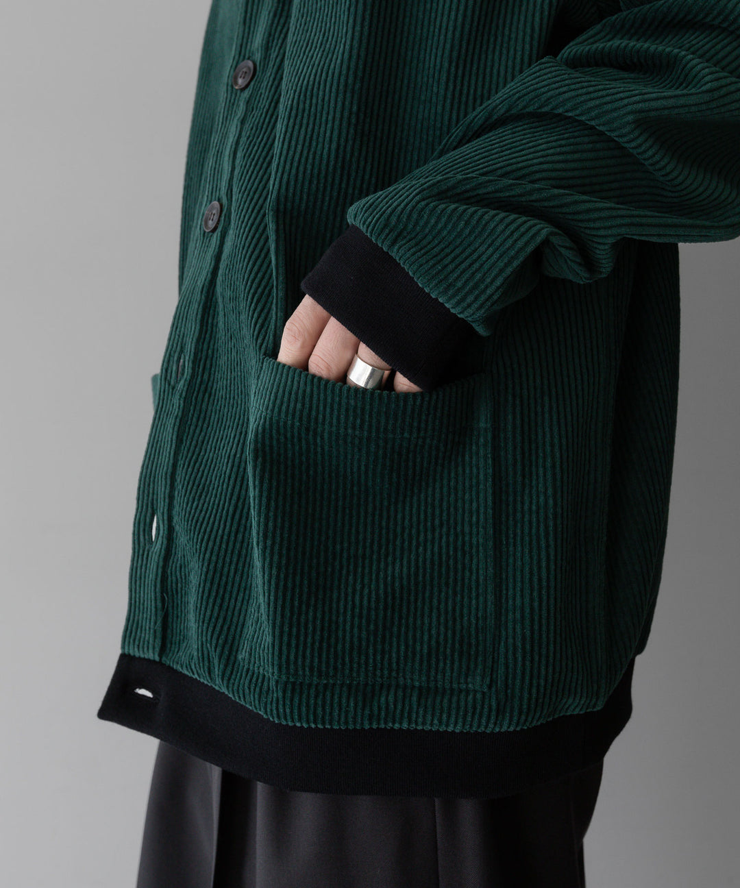 【INTÉRIM】インテリムのWIDE COTTON CORDUROY V-CARDIGAN - GREEN公式通販サイトsession福岡セレクトショップ