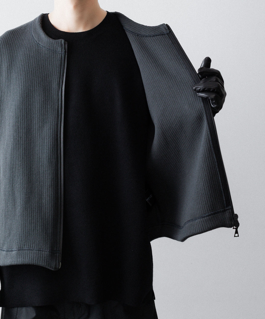 【OPPOSE DUALITY】NO COLLAR RIB ZIP TOP - BLACK