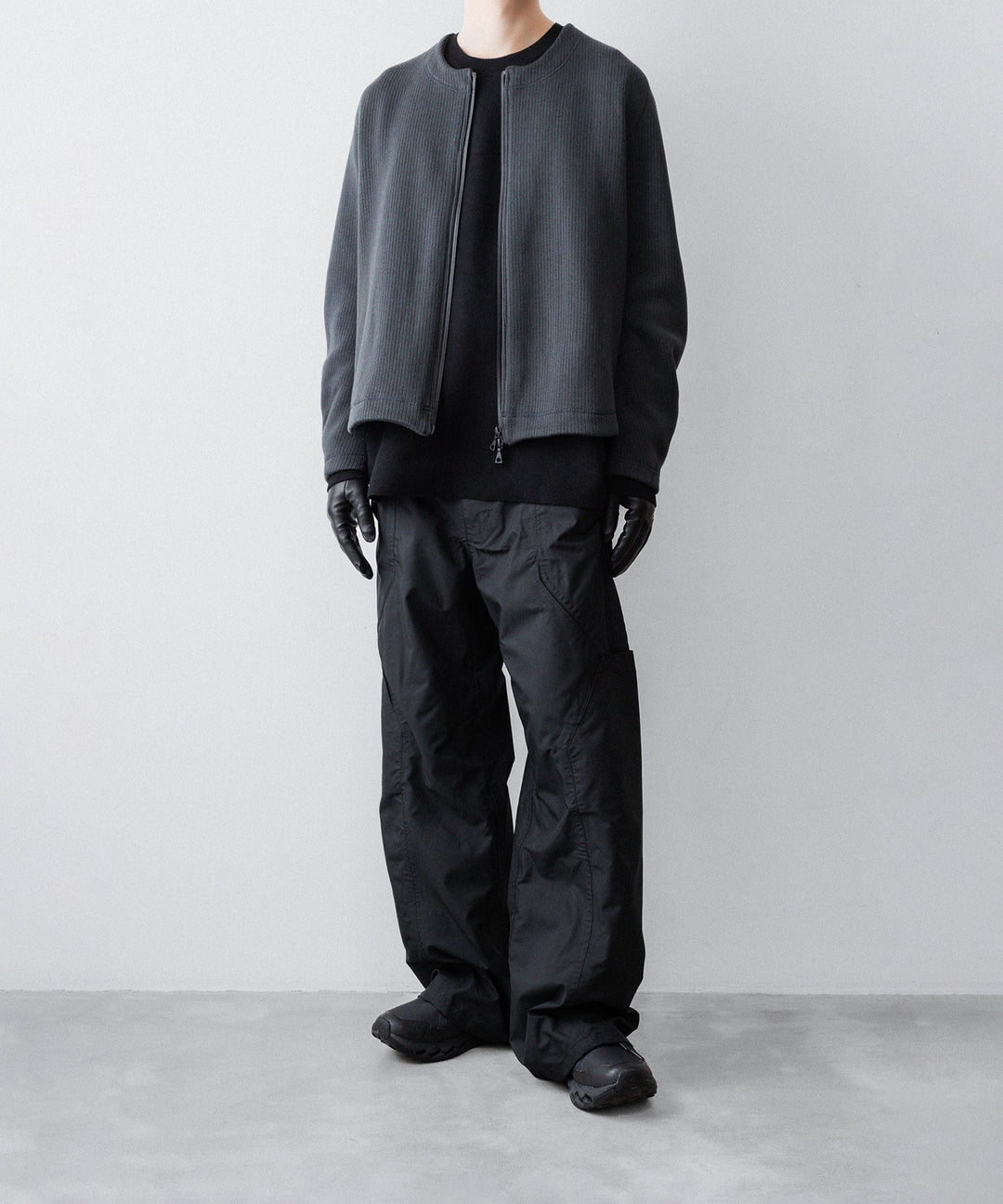 【OPPOSE DUALITY】NO COLLAR RIB ZIP TOP - BLACK