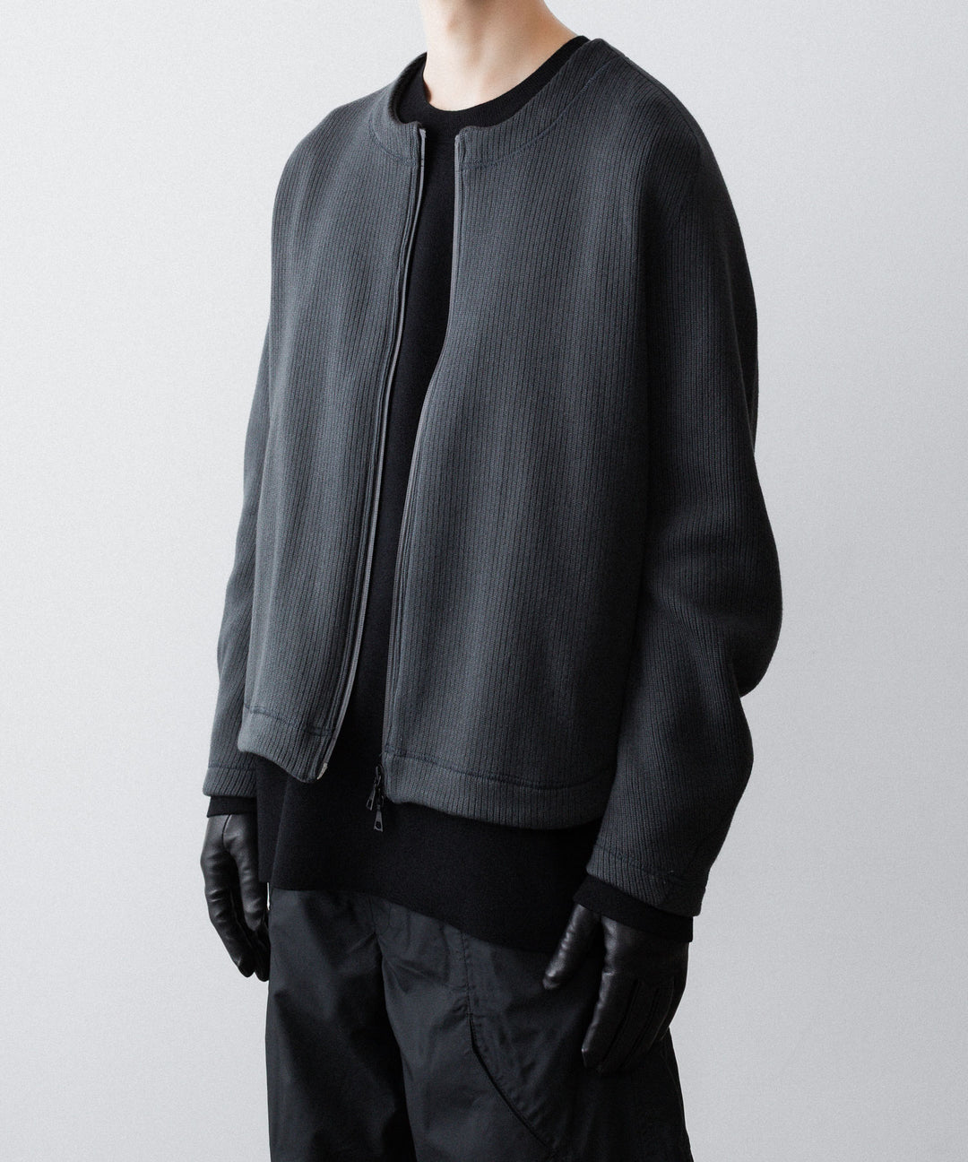 【OPPOSE DUALITY】NO COLLAR RIB ZIP TOP - BLACK
