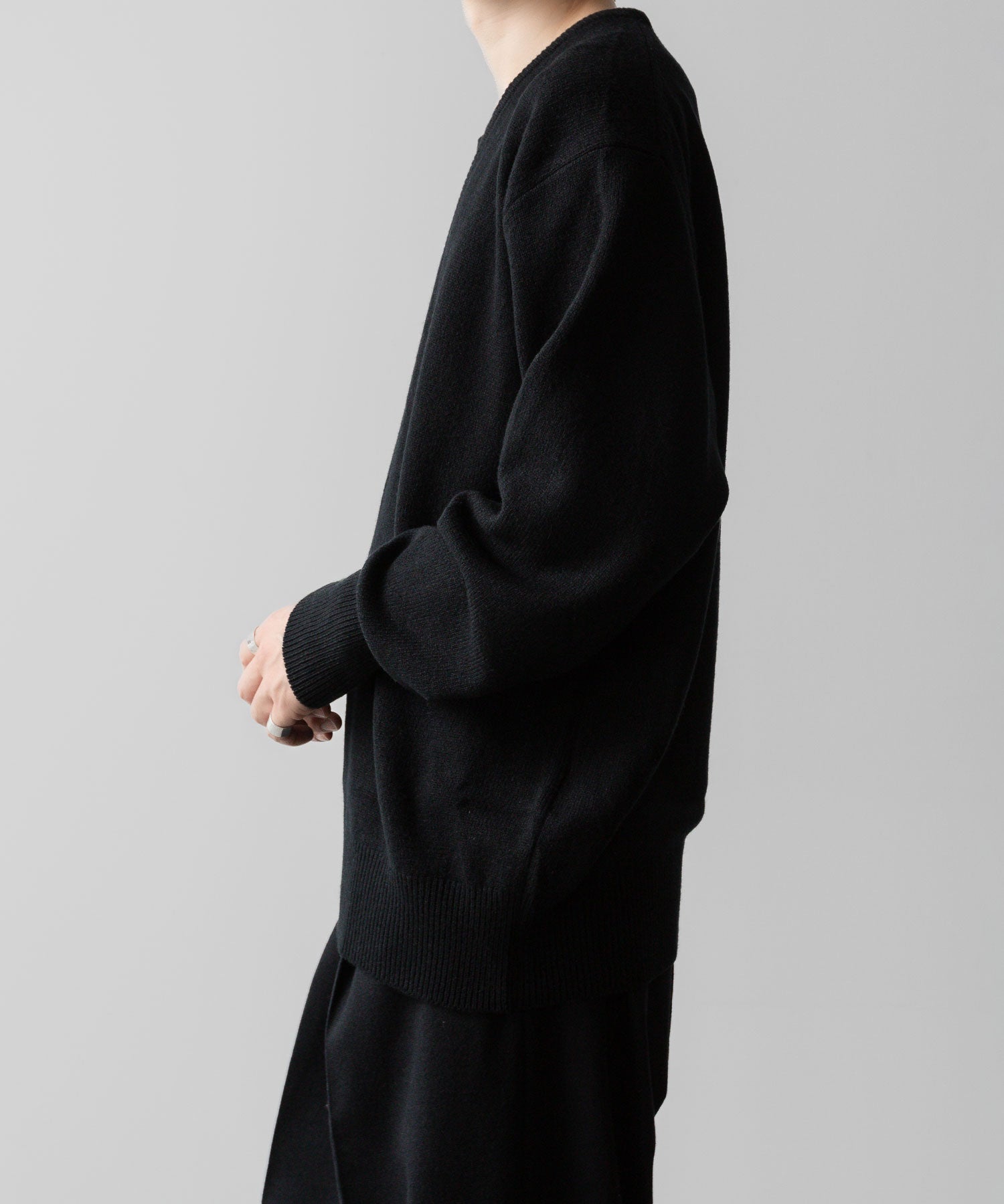 ssstein(シュタイン)の24AWコレクション EXTRA FINE WOOL KNIT DEEP V NECK LS - BLACK 公式通販サイトsession福岡セレクトショップ