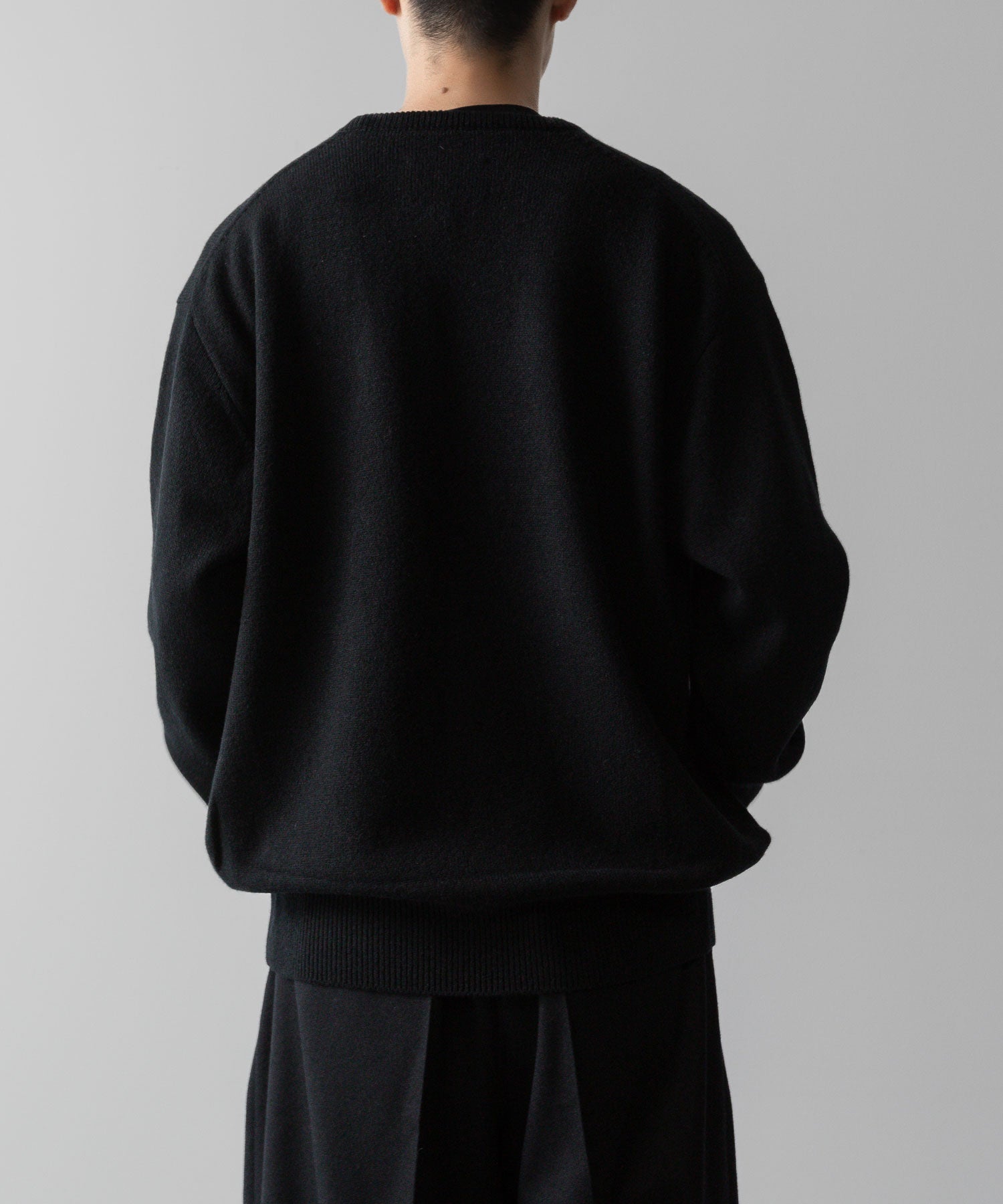 ssstein(シュタイン)の24AWコレクション EXTRA FINE WOOL KNIT DEEP V NECK LS - BLACK 公式通販サイトsession福岡セレクトショップ