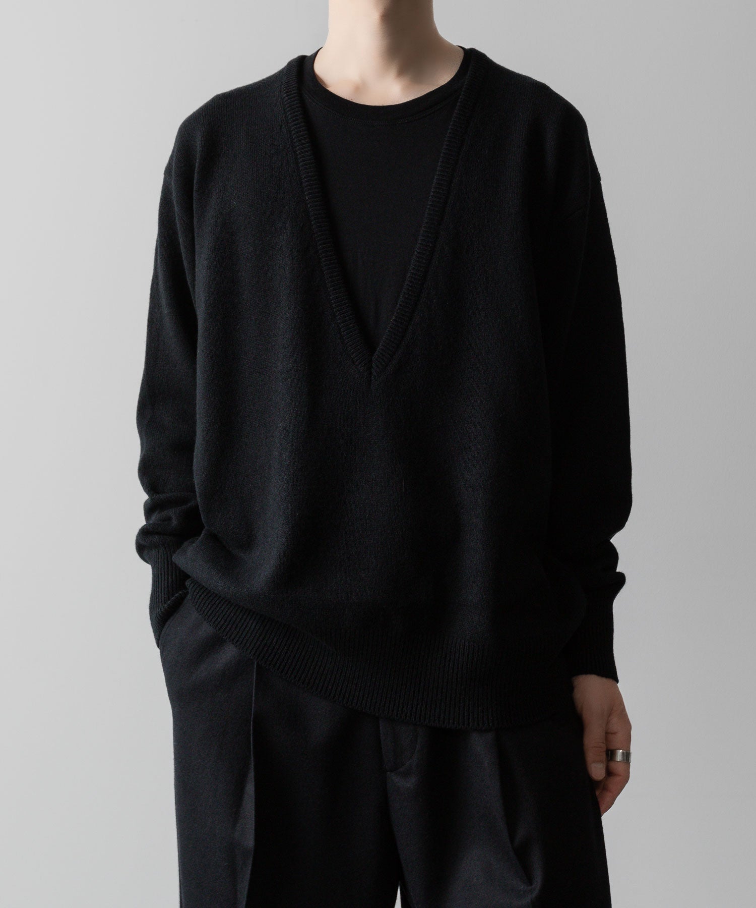 ssstein(シュタイン)の24AWコレクション EXTRA FINE WOOL KNIT DEEP V NECK LS - BLACK 公式通販サイトsession福岡セレクトショップ