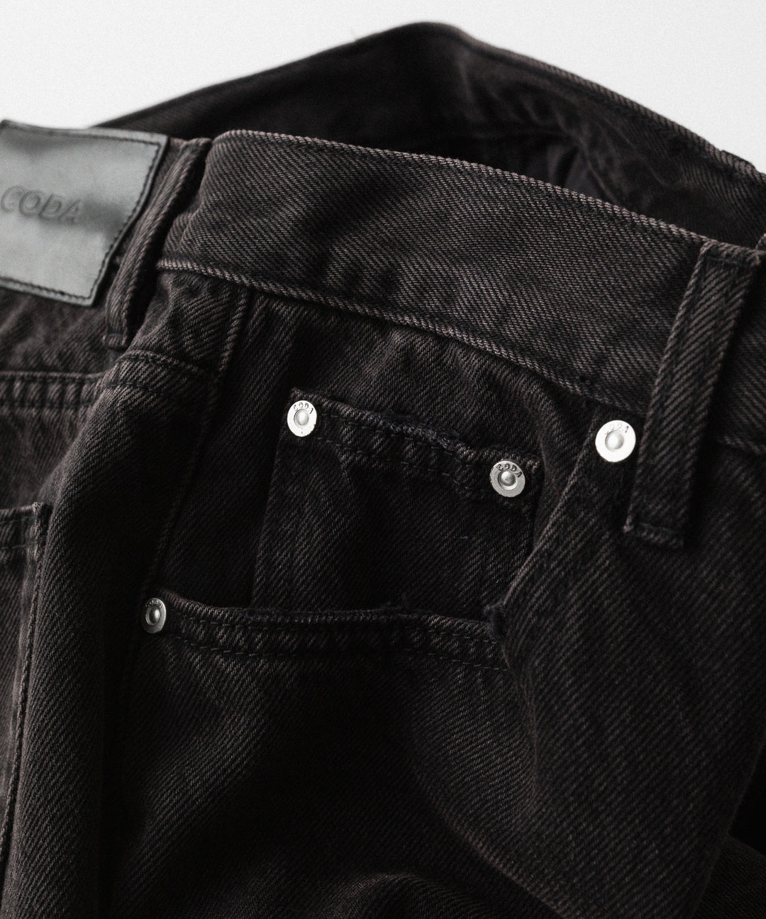 【CODA】BLACK WASHED LAYERED HYBRID BREAK CUT JEANS - BLACK WASHED