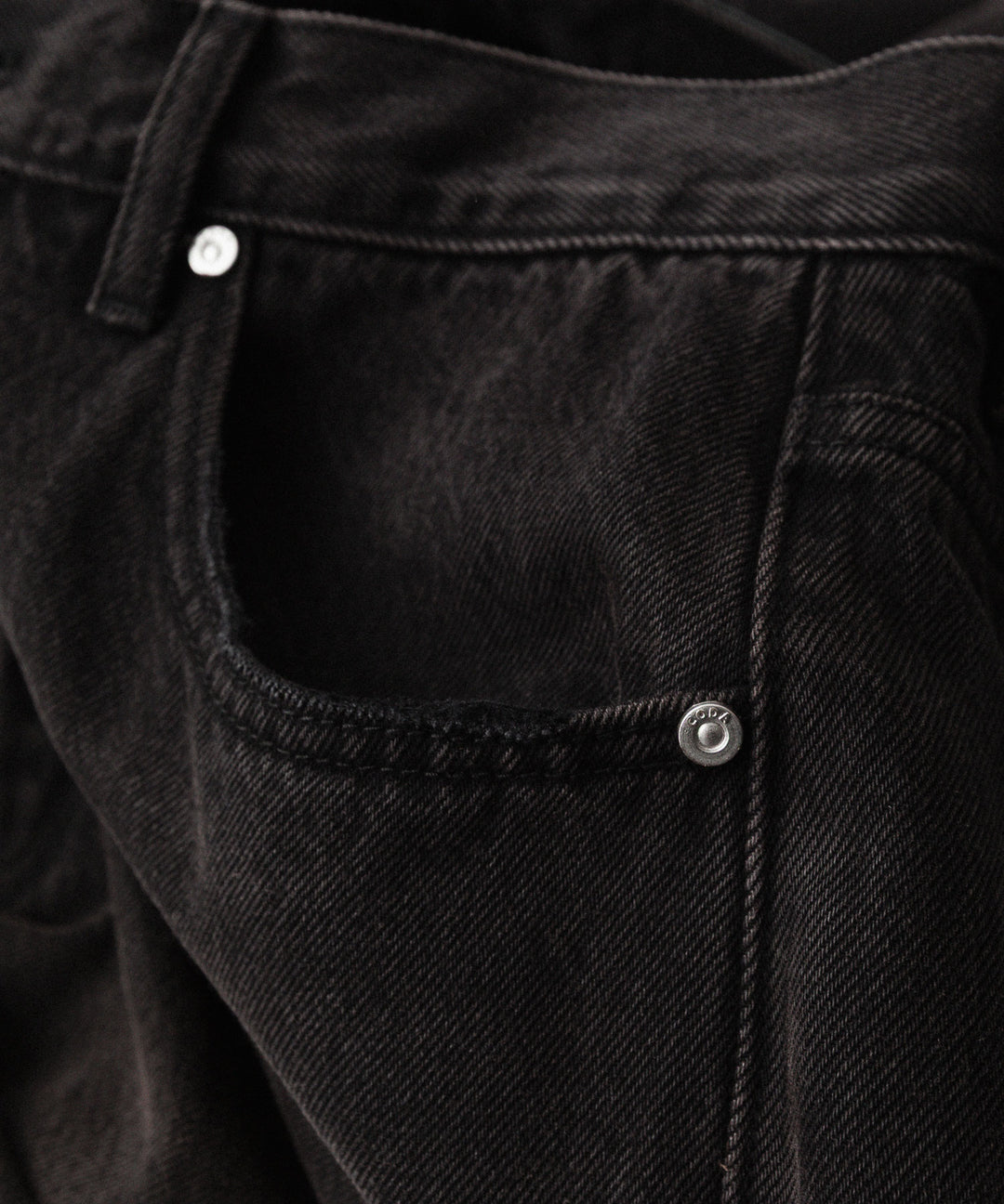 【CODA】BLACK WASHED LAYERED HYBRID BREAK CUT JEANS - BLACK WASHED