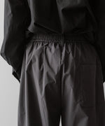 画像をギャラリービューアに読み込む, ssstein(シュタイン)の24AWコレクション WINDBREAKER EASY WIDE TROUSERS - CHARCOAL 公式通販サイトsession福岡セレクトショップ
