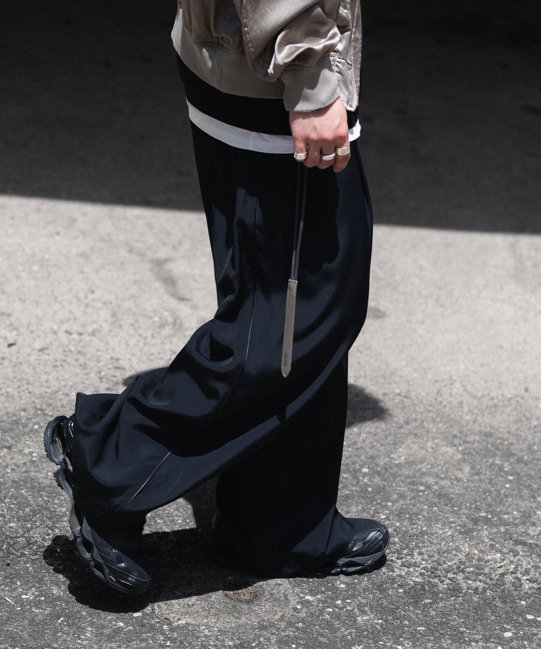 【ANTHEM A】SILKY VISCOSE 2TUCK FLARE EASY PANTS - BLACK