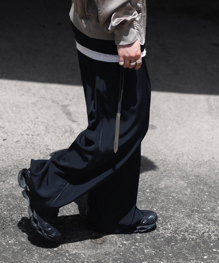 【ANTHEM A】SILKY VISCOSE 2TUCK FLARE EASY PANTS - BLACK
