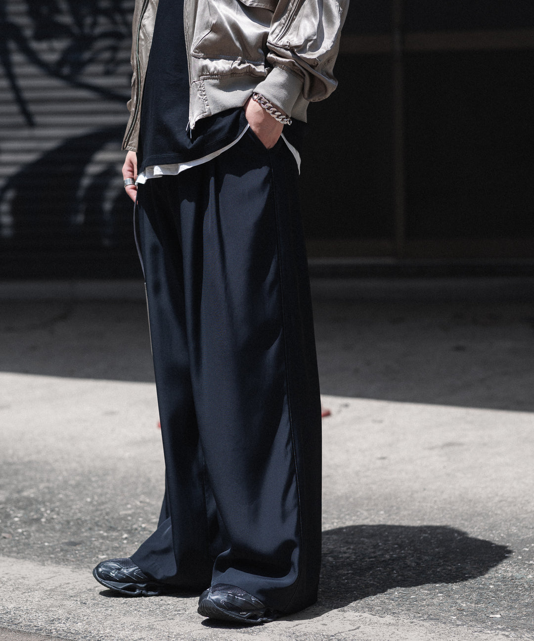 【ANTHEM A】SILKY VISCOSE 2TUCK FLARE EASY PANTS - BLACK