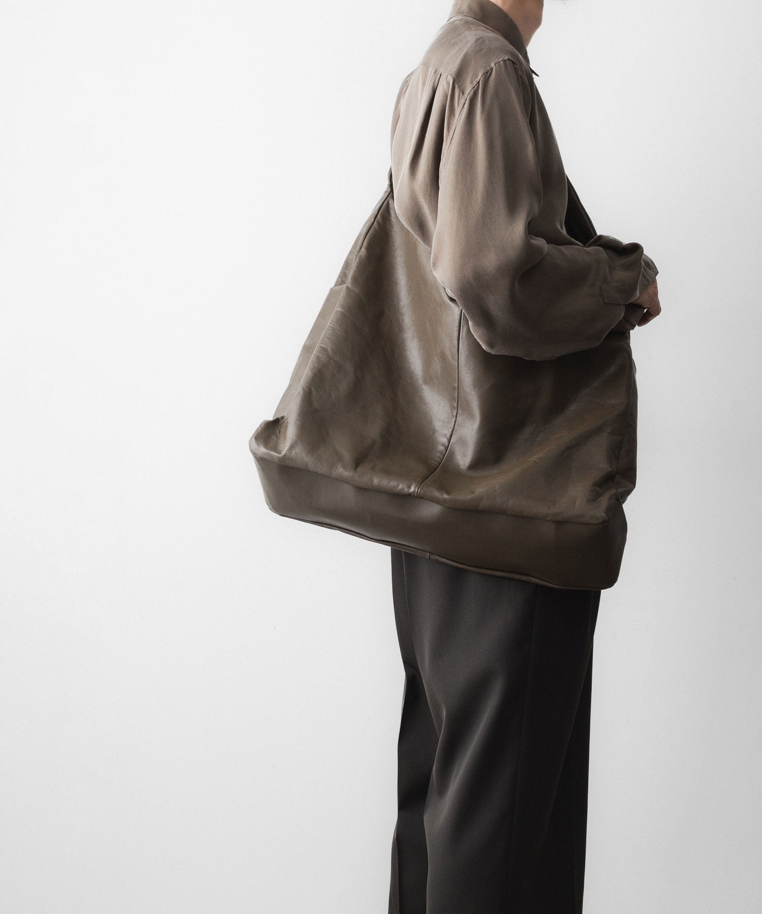 ssstein シュタイン LEATHER SHOULDER BAG ssstein / シュタイン】GOAT LEATHER SHOULDER BAG - OLIVE | 公式通販