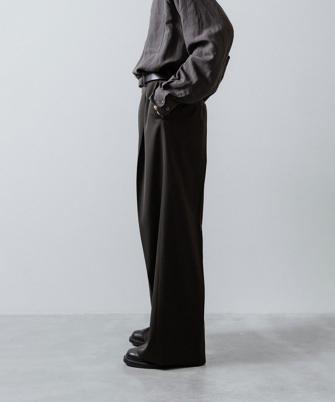 ssstein(シュタイン)のEXTRA WIDE TROUSERS (2/90 WOOL GABARDINE) - GREY KHAKIの公式通販サイトsession福岡セレクトショップ