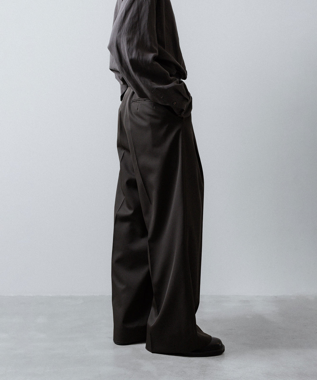 ssstein(シュタイン)のEXTRA WIDE TROUSERS (2/90 WOOL GABARDINE) - GREY KHAKIの公式通販サイトsession福岡セレクトショップ