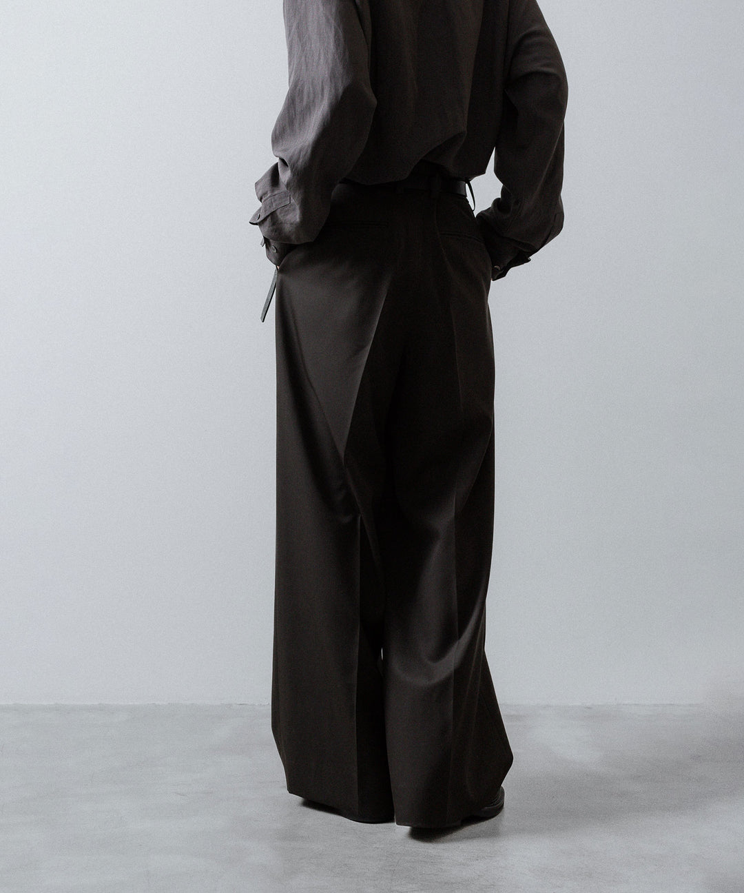 ssstein(シュタイン)のEXTRA WIDE TROUSERS (2/90 WOOL GABARDINE) - GREY KHAKIの公式通販サイトsession福岡セレクトショップ