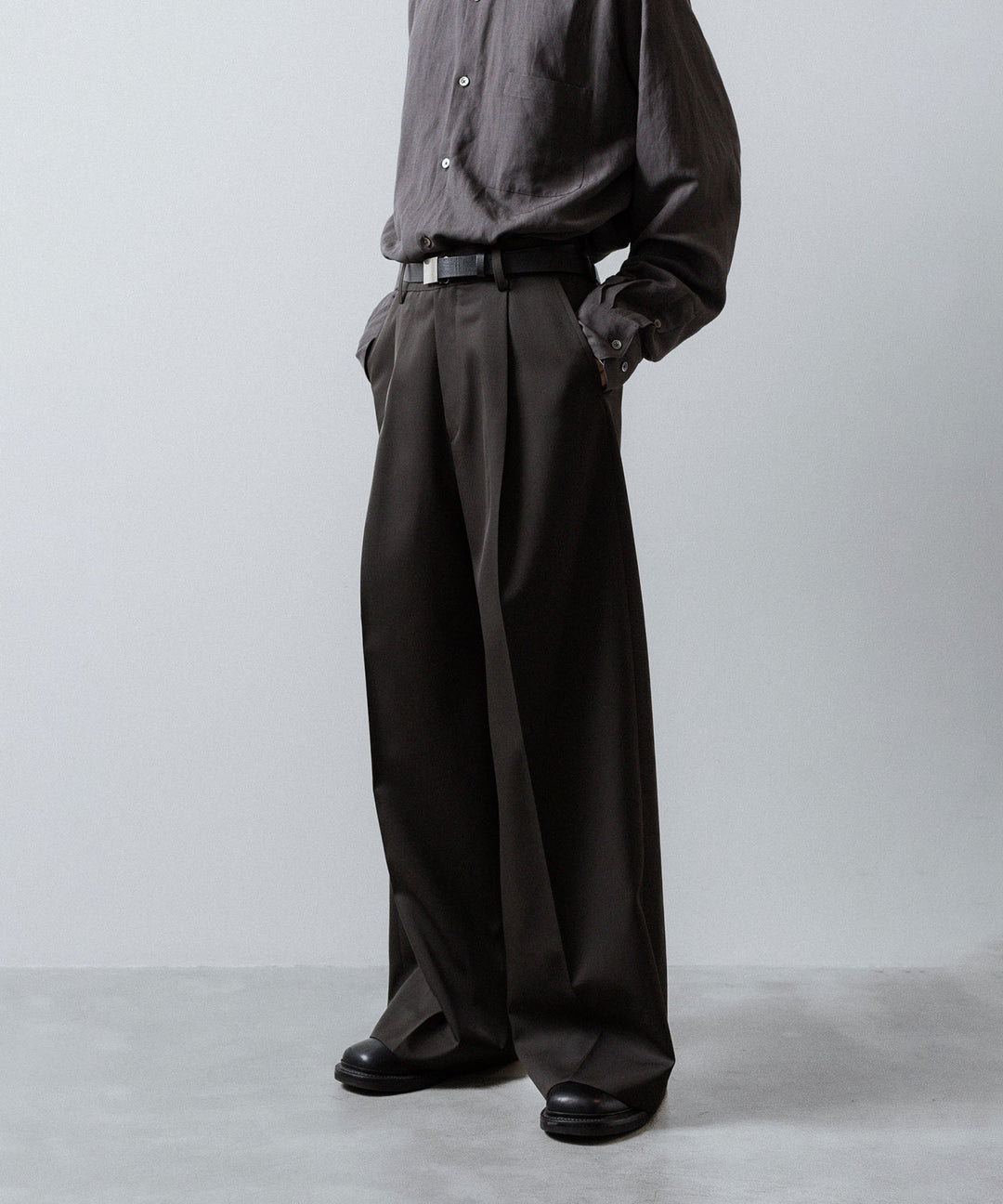ssstein(シュタイン)のEXTRA WIDE TROUSERS (2/90 WOOL GABARDINE) - GREY KHAKIの公式通販サイトsession福岡セレクトショップ