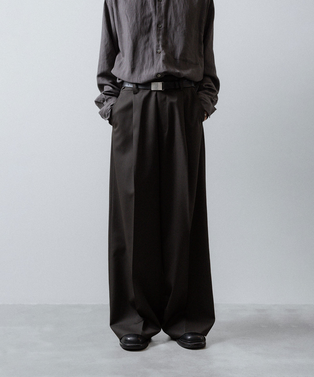 ssstein(シュタイン)のEXTRA WIDE TROUSERS (2/90 WOOL GABARDINE) - GREY KHAKIの公式通販サイトsession福岡セレクトショップ