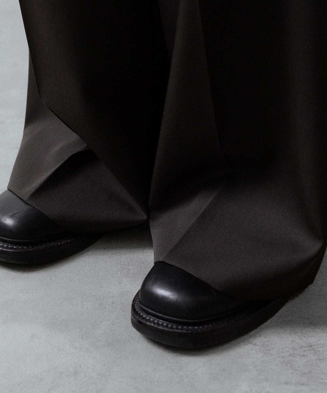 ssstein(シュタイン)のEXTRA WIDE TROUSERS (2/90 WOOL GABARDINE) - GREY KHAKIの公式通販サイトsession福岡セレクトショップ