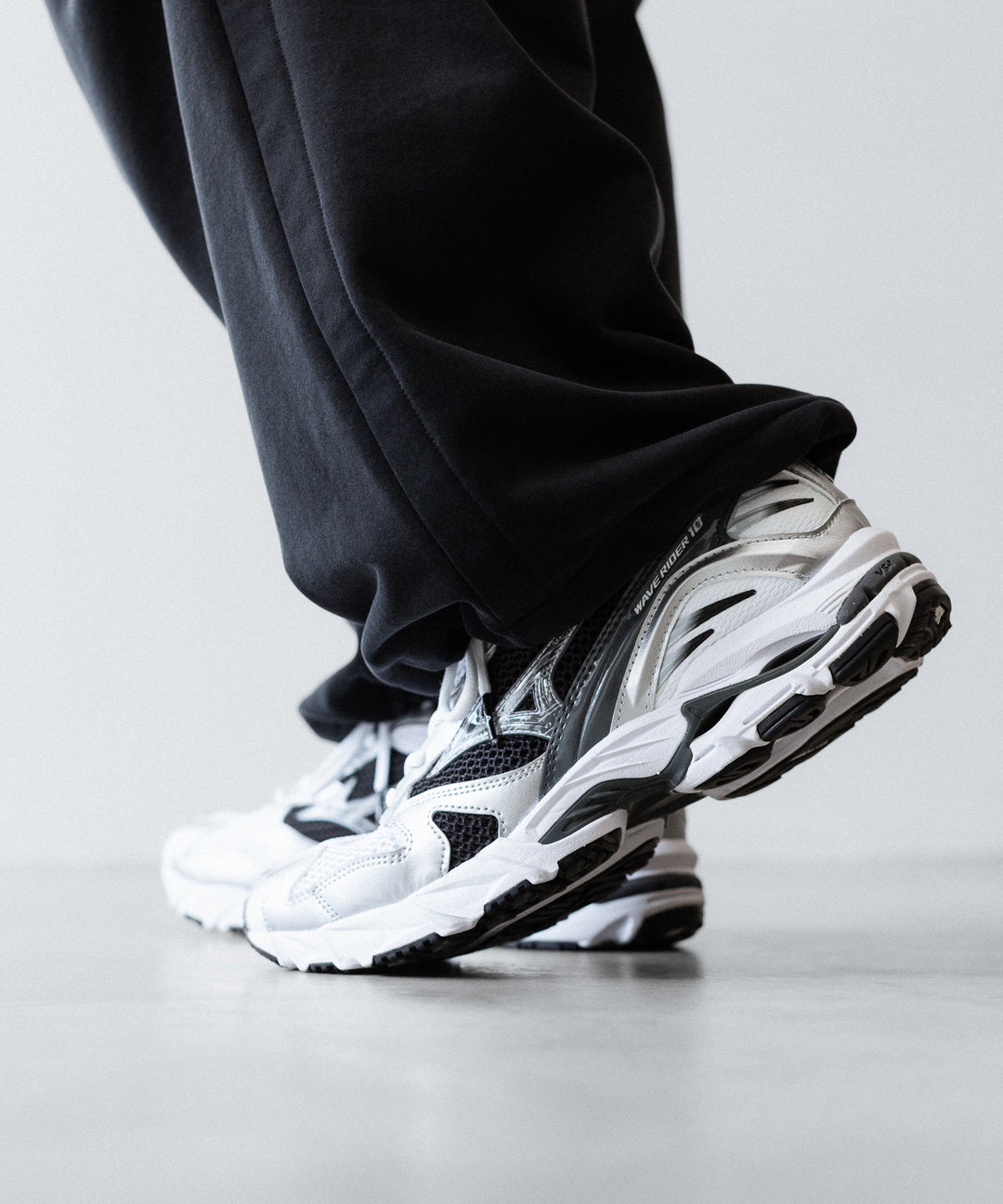 MIZUNO-ミズノのWAVE RIDER 10のWHITE×SILVER×BLACK公式通販サイトsession福岡セレクトショップ