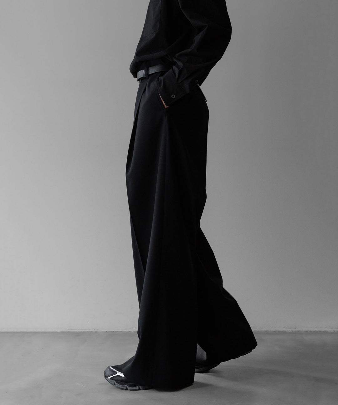 stein(シュタイン)の24SSコレクションEXTRA WIDE TROUSERS のBLACK