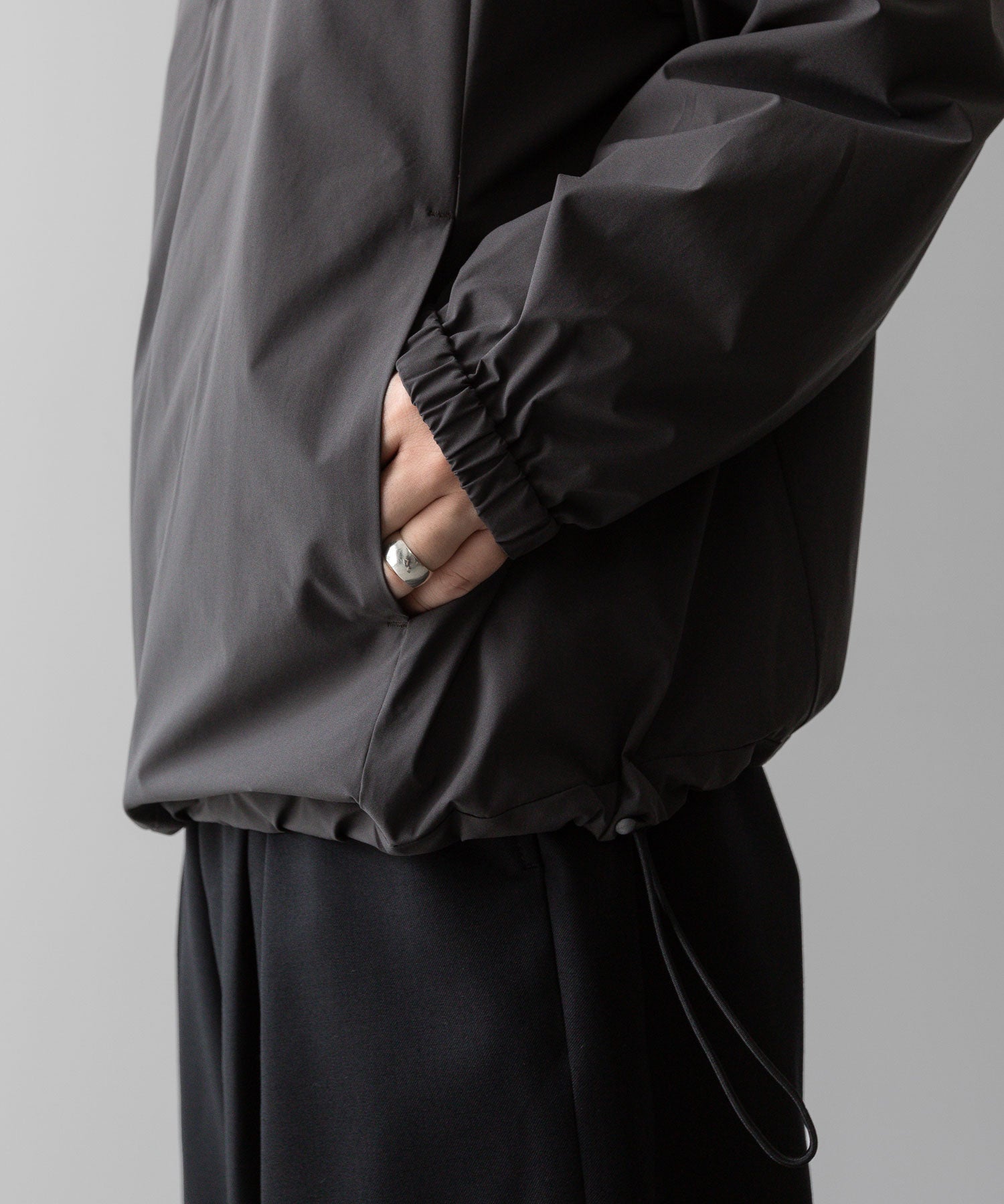 ssstein(シュタイン)の24AWコレクション WINDBREAKER NYLON HALF ZIP PULLOVER - CHARCOAL 公式通販サイトsession福岡セレクトショップ