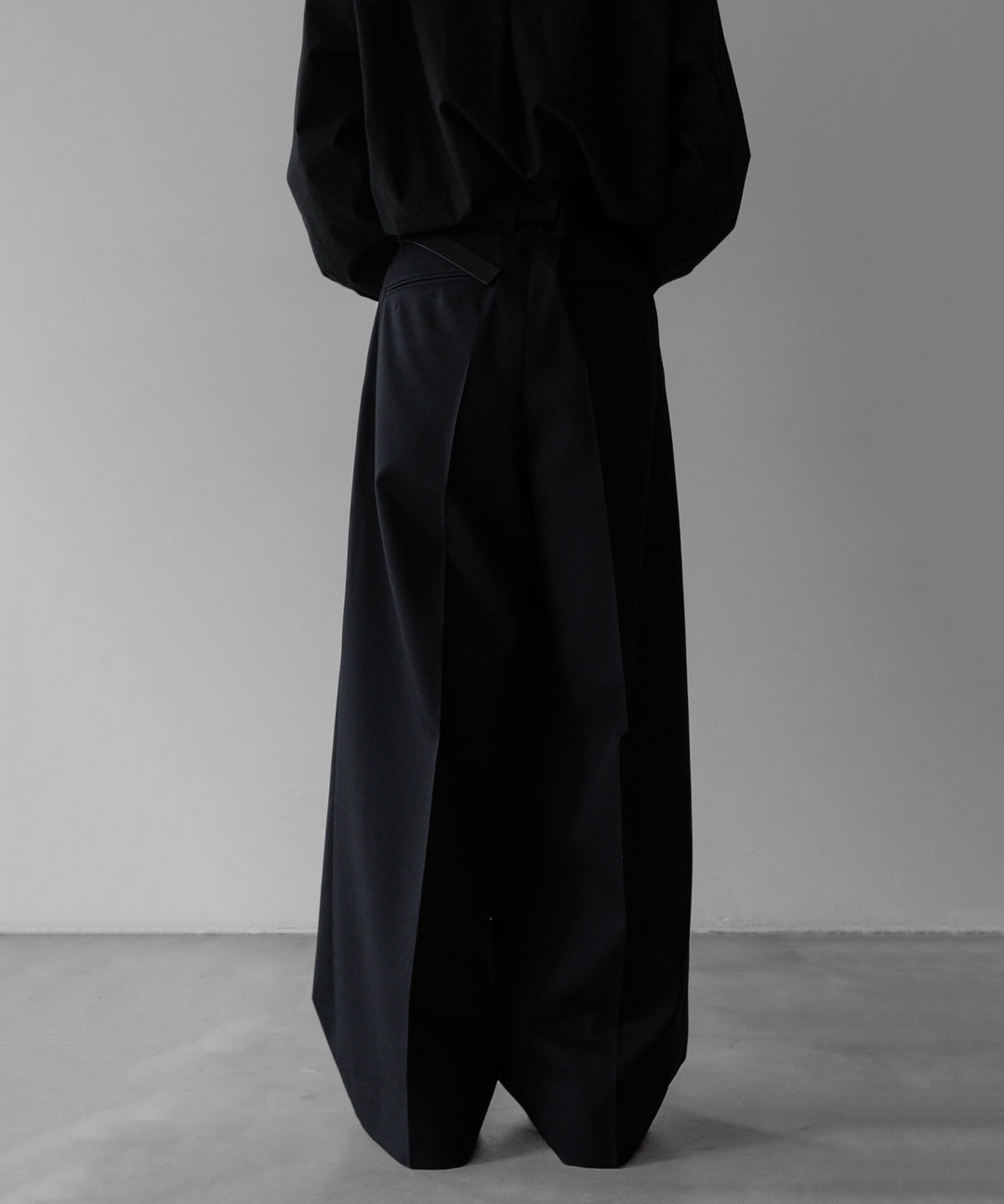 stein(シュタイン)の24SSコレクションEXTRA WIDE TROUSERS のBLACK
