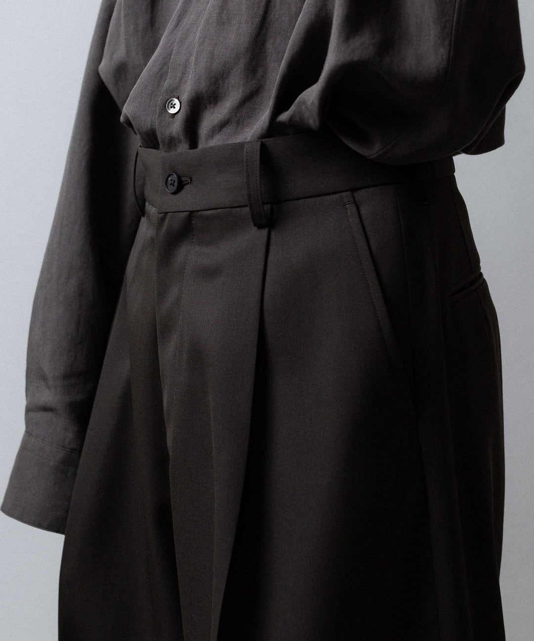 ssstein(シュタイン)のEXTRA WIDE TROUSERS (2/90 WOOL GABARDINE) - GREY KHAKIの公式通販サイトsession福岡セレクトショップ
