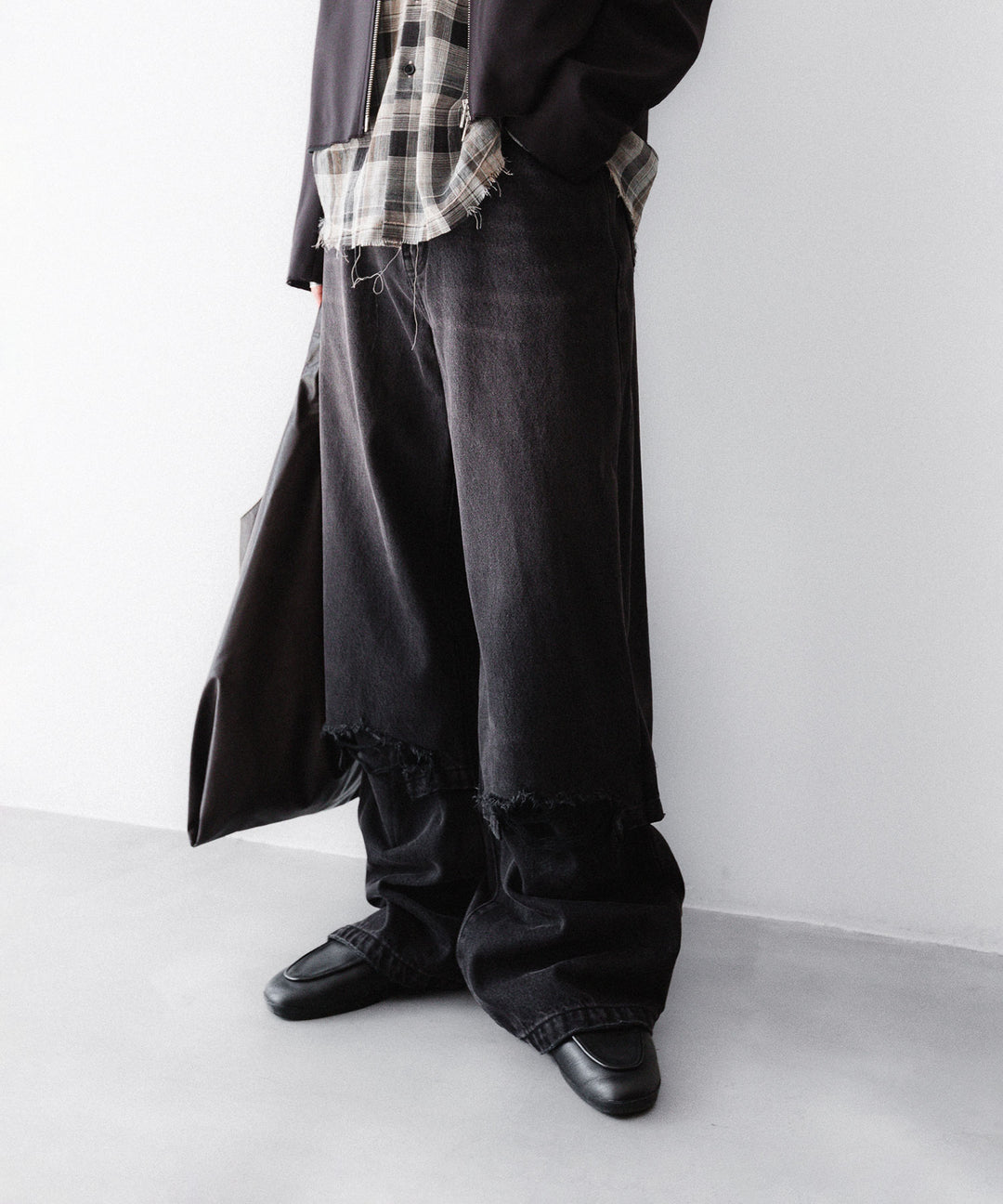 【CODA】BLACK WASHED LAYERED HYBRID BREAK CUT JEANS - BLACK WASHED