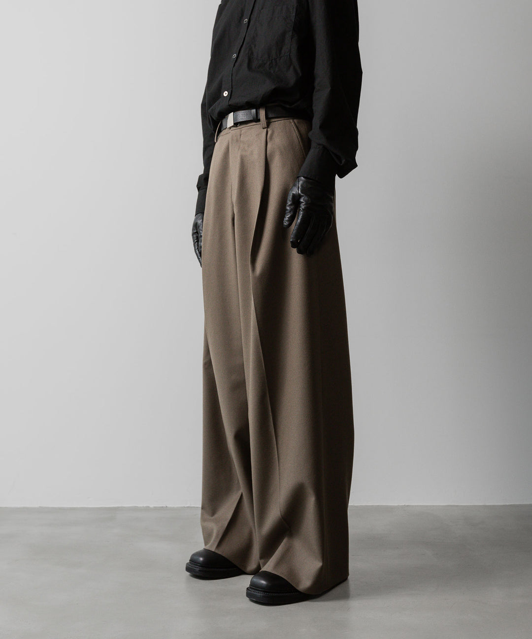 ssstein(シュタイン)の24AWコレクション EXTRA WIDE TROUSERS - DARK BEIGE 公式通販サイトsession福岡セレクトショップ