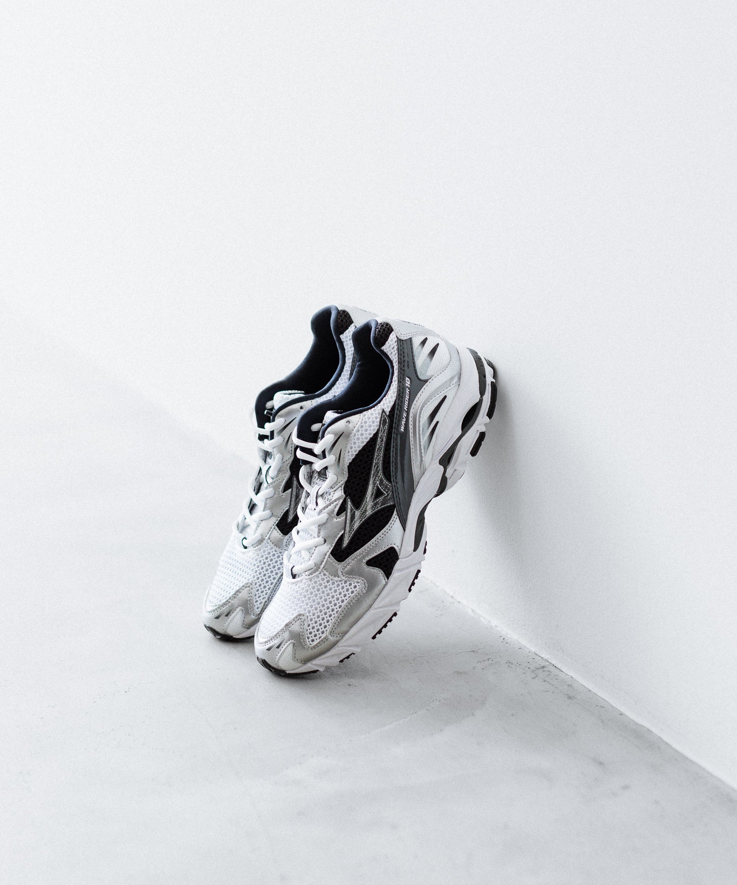 MIZUNO-ミズノのWAVE RIDER 10のWHITE×SILVER×BLACK公式通販サイトsession福岡セレクトショップ