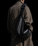 画像をギャラリービューアに読み込む, ssstein(シュタイン)のSHIRRING HANDLE LEATHER SHOULDER BAG - BLACKの公式通販サイトsession福岡セレクトショップ
