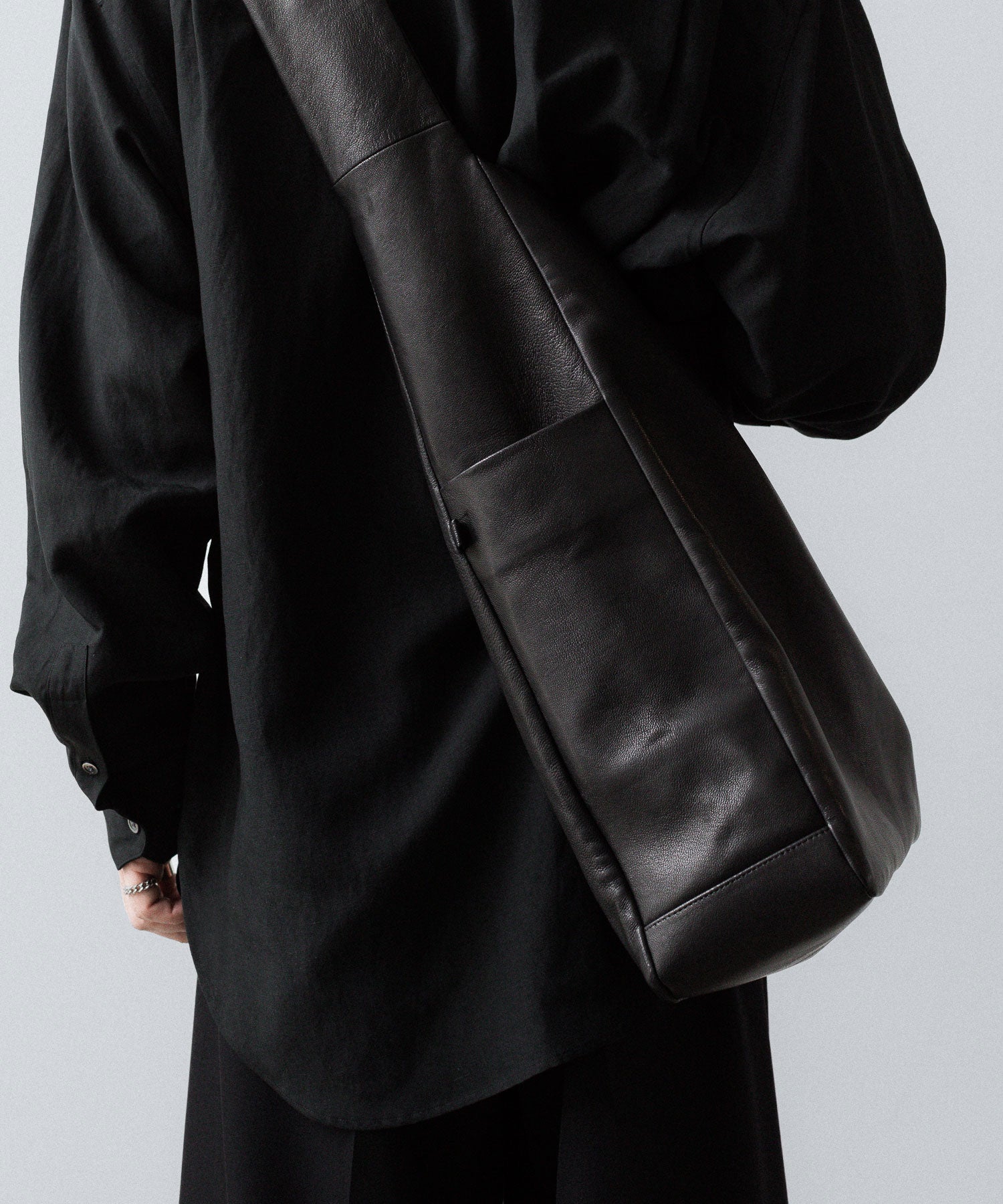ssstein / シュタイン】GOAT LEATHER SHOULDER BAG - BLACK | 公式通販