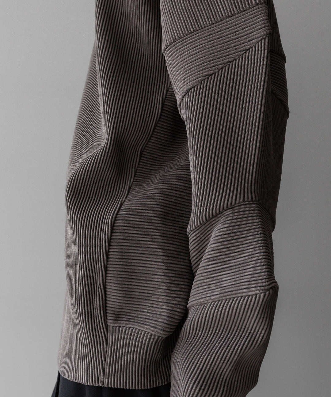 【stein】ssstein シュタインのGRADATION PLEATS COMBINATION SLEEVES LS - D.GREIGE 公式通販サイトsession福岡セレクトショップ